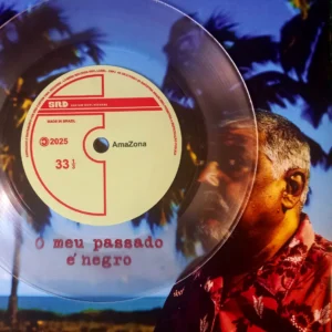 Totonho tem 59 anos e é natural de Monteiro. Ele fundou seu arquétipo de composições a partir da rica cena de repentistas locais e ícones da poesia nordestina. Um de seus álbuns, "Samba Luzia Gorda", esteve entre os 100 melhores discos de 2018 segundo o ranking Melhores da Música Brasileira, do site especializado Embrulhador. Disco de vinil compacto 7" edição limitada 20 cópias autografadas Tiragem: 20 cópias.